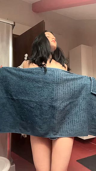 Petite Pussy: The Real Deal'