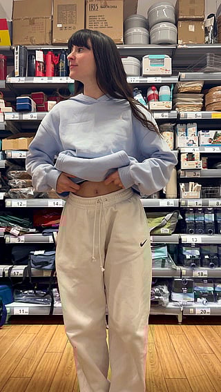 Cute Flash Reveal at Aisle 3'