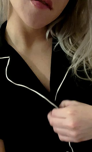 Blonde MILF Reveals Her Natural Beauty While Her House Is Empty'