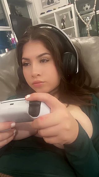 Big Tits Gamer Chick: Playing Wii with Boobs'
