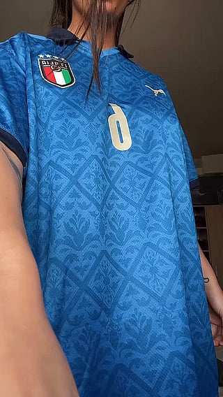 Italian Girl Exposes Her Huge Natural Titties'