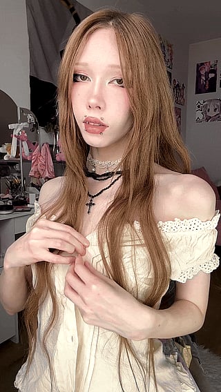 Blousey Babe's Bare Back: No Blouse, No Problem!'