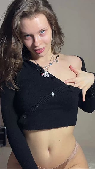 Hot Teen Babe Flashes Her Boobs'