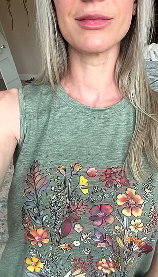 Mom Goes Braless: Big Tits and MILF Vibes'