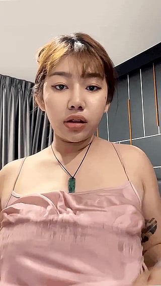 Reveal the Perfect Look: Pink Dress and Green Necklace'
