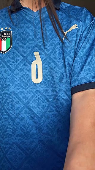 Italian Girl Reveals Her Big Natural Boobs'