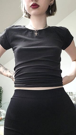 Flat Chest Reveal: Amateur OnlyFans Model Exposes Her Tits'