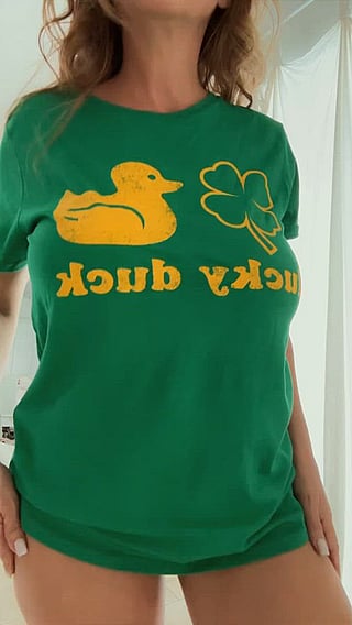 Big Tits Flash: Cute MILF in Green Shirt'