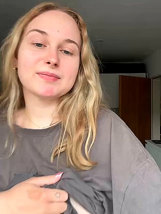 Big Tits MILF Shows Off Her Nips'