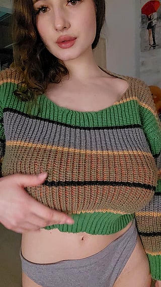 College Girl Drops 32H Tits in Amateur Video'