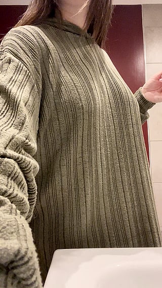 Stackin' in a baggy top: Big tits and boobs flashin'!'