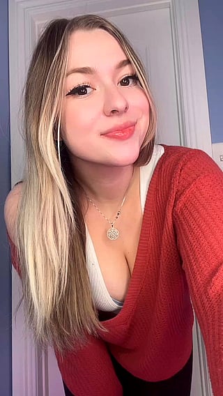 Blonde Teen Reveals Big Tits on OnlyFans'