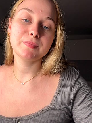 Big Tits Mommy Showing Off Her Boobs Again'