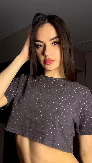 Revealing the Teen's Boobs: An Amateur's OnlyFans Experience'