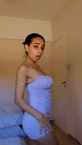 Hot Chick Revealing Her Goodies'