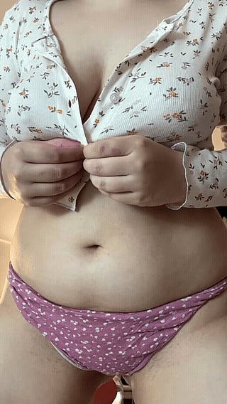 Perfect Reveal: A Busty Babe Shows Off Her Curves'