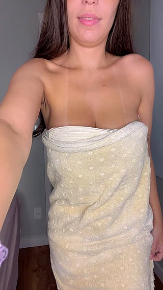 Hot Chick Shows Off Her Big Tits in a Towel'