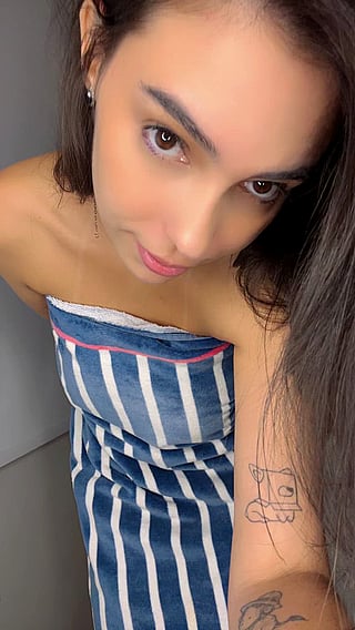 OMG! Big Tits Reveal Huge Surprise When Towel Falls'