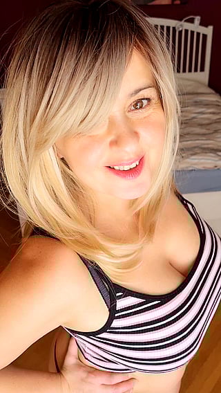 Blond Babe's Cameltoe Bounce'