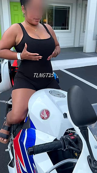 Big Tits Babe Pulling Out Her Airbags'
