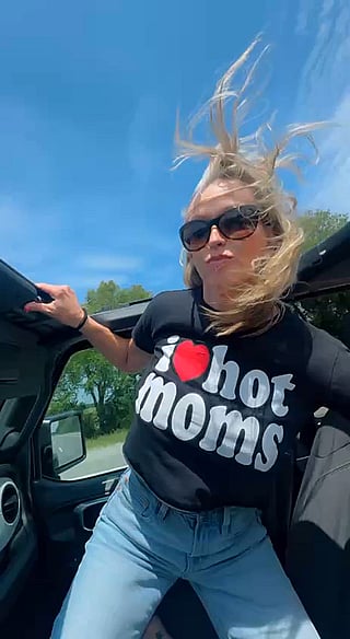 Hot Moms: Top Down and Top Off'