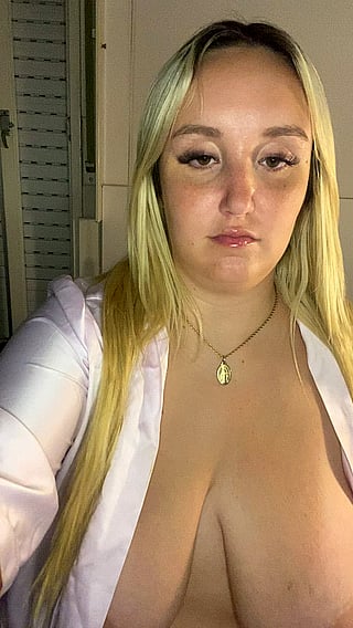 Blondie's Busty Beauty: A Boob-tacular Experience'