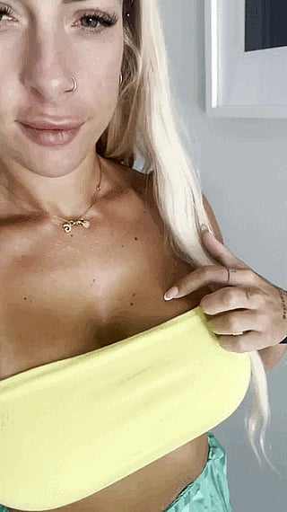 Big Mood, Bigger Vibes: A Blonde Babe in Yellow Reveals Her Boobs'