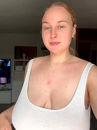 Big Tits MILF on Display: A Tittylicious Experience'