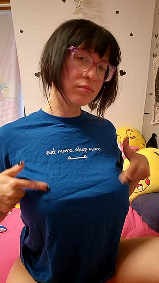 Big Tits, No Makeup, Out of Bed: A Sleepy Amateur Moment'