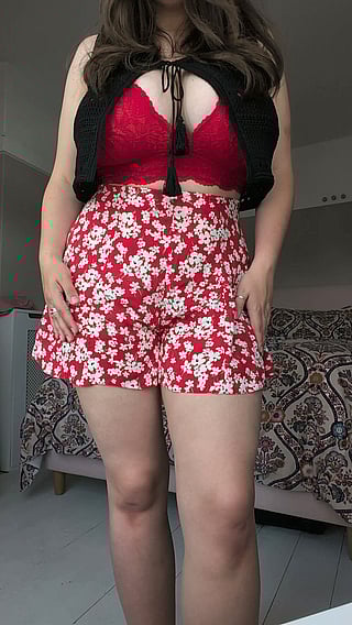 Revealing the day's hottie: Big tits and red shorts'