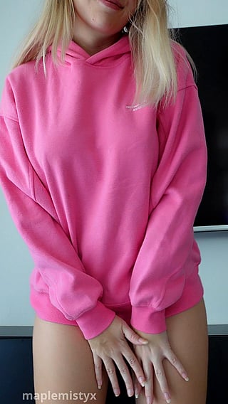 Petite Pink Bouncy Tits Striptease'