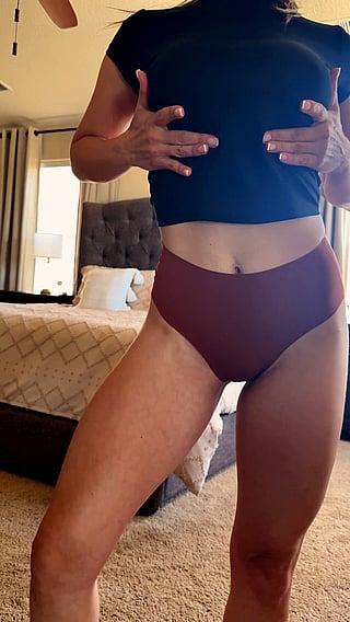 Titty Fuckin' Good: Busty MILF Shows Off Her Booty'
