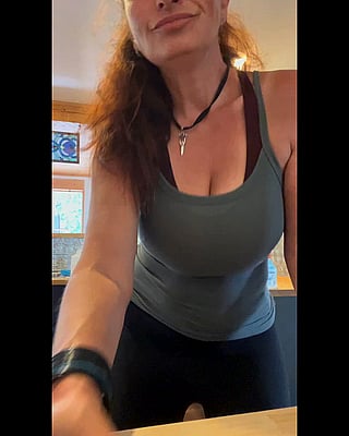 Boobie Babe's Bra Sizing Demonstration: A Good Fit!'