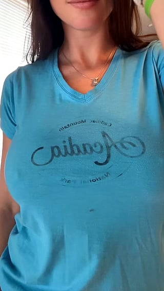 Braless Beauty: A Revealing Look at Big Tits and Boobs'