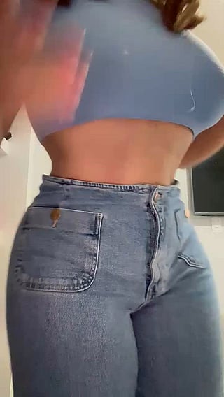 Big Tits Babe Stretches Every Shirt'