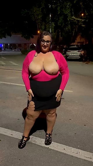 Parking Lot Show: Busty BBW Gives Free Show'
