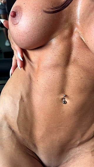 Big Tits Thursday: Naked After Workout'