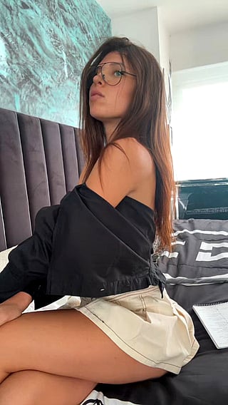 Big Boobs Reveal: Cute Girl Shows Off Her Tits'