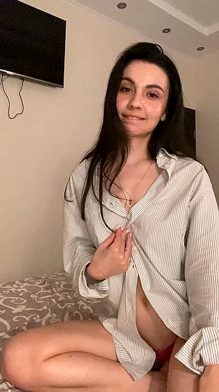 B Cup Babe Shows Off Her Natural Tits'