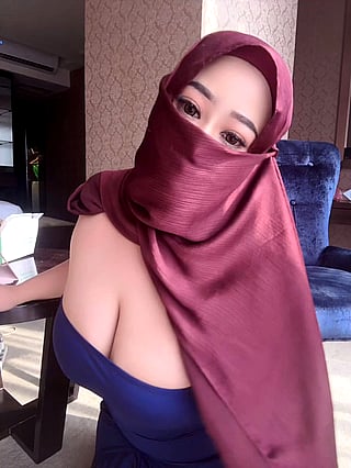 Bouncy Breather: A Teen's Homemade Big Tits Show'