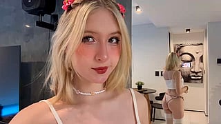 Small Boobs, Big Smile: Teen Amateur Homemade Tits'