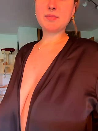 Big Tits MILF Reveals Her Beauty'