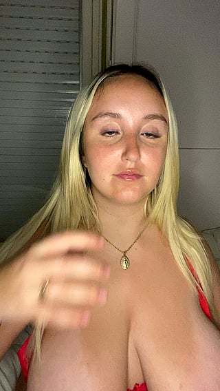 Blonde Babe Reveals Her Perfect Day in a Bikini'