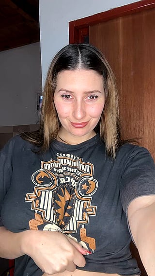Stacked MILF Reveals Her Natural Tits'
