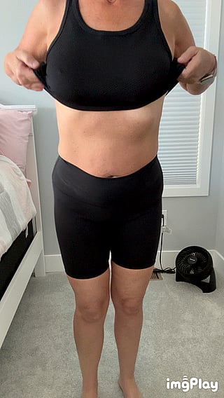 No Bra Gym: Woman Shows Off Her Abs Without a Bra'