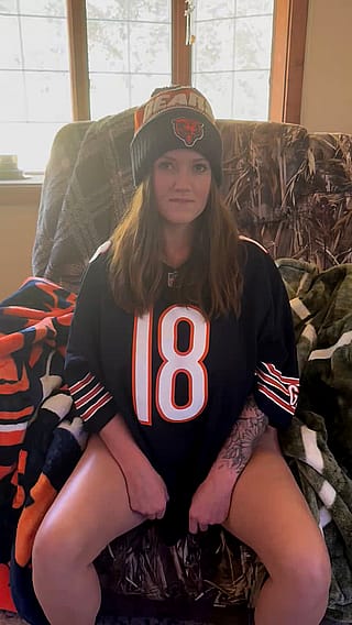 Who loves football and my Titty drop'