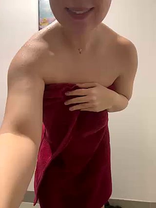 Surprise: A Cute Amateur OnlyFans Model Shows Off Her Big Tits and Boobs'