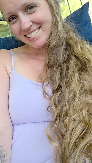 Big Tits MILF No Bra Club'
