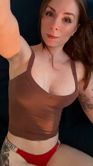 Babe with Big Tits and Boobs Goes Between Floors on the Death Star'