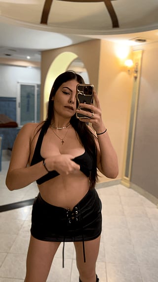So Much Meat to Bounce: A Sizzling Hot Babe Takes a Selfie'